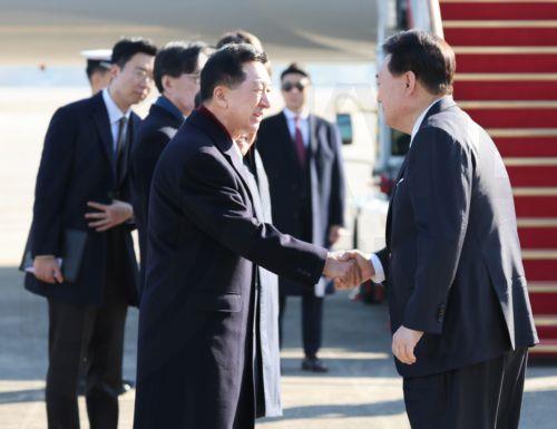 epa10985521 South Korean President Yoon Suk Yeol (R) shakes hands with Kim Gi-hyeon, leader of the ruling People Power Party, at Seoul Air Base in Seongnam, south of the capital South Korea, on 20 November 2023, before departing for London for a state visit to Britain to mark the 140th anniversary of bilateral relations.  EPA/YONHAP SOUTH KOREA OUT