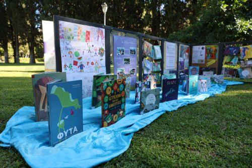 (Ξένη Δημοσίευση) Βιβλία στον κήπο του Προεδρικού Μεγάρου, κατά τη διάρκεια του εκπαιδευτικού προγράμματος "Πλανόδια Βιβλιοθήκη ", που διοργανώνεται σε συνεργασία με το "Δίκτυο για τα Δικαιώματα του Παιδιού", με αφορμή την Παγκόσμια Ημέρα για τα Δικαιώματα του Παιδιού, Αθήνα Δευτέρα 20 Νοεμβρίου 2023. ΑΠΕ-ΜΠΕ/ΠΡΟΕΔΡΙΑ ΤΗΣ ΔΗΜΟΚΡΑΤΙΑΣ/ΘΟΔΩΡΗΣ ΜΑΝΩΛΟΠΟΥΛΟΣ