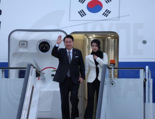 epa10986585 South Korean President Yoon Suk Yeol (L), alongside his wife, Kim Keon Hee, arrives at London Stansted Airport, near London, Britain, 20 November 2023, for a four-day state visit to Britain on the first leg of a two-nation trip that will later take him to France for a final diplomatic campaign to bring the 2030 World Expo to Busan.  EPA/YONHAP...