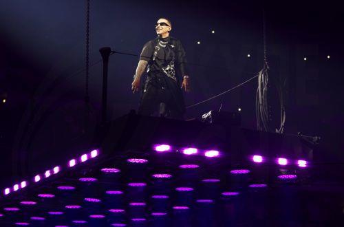 epa11005032 Puerto Rican artist Daddy Yankee performs during his 'La Meta' concert at Jose Miguel Agrelot Coliseum in San Juan, Puerto Rico, 30 November 2023. Daddy Yankee delighted the inhabitants of San Juan with his farewell concert 'La Meta,' following his retirement announcement from the stage.  EPA/THAIS LLORCA