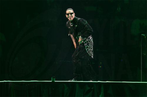 epa11005036 Puerto Rican artist Daddy Yankee performs during his 'La Meta' concert at Jose Miguel Agrelot Coliseum in San Juan, Puerto Rico, 30 November 2023. Daddy Yankee delighted the inhabitants of San Juan with his farewell concert 'La Meta,' following his retirement announcement from the stage.  EPA/THAIS LLORCA