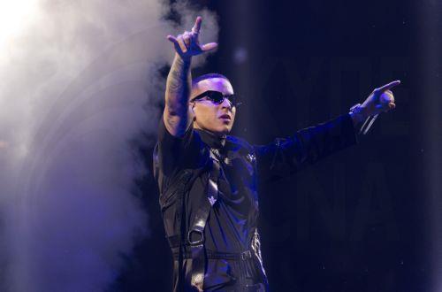 epaselect epa11005034 Puerto Rican artist Daddy Yankee performs during his 'La Meta' concert at Jose Miguel Agrelot Coliseum in San Juan, Puerto Rico, 30 November 2023. Daddy Yankee delighted the inhabitants of San Juan with his farewell concert 'La Meta,' following his retirement announcement from the stage.  EPA/THAIS LLORCA