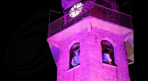 (ΞΕΝΗ ΔΗΜΟΣΙΕΥΣΗ) Φωτογραφία που δόθηκε στη δημοσιότητα την Κυριακή 3 Δεκεμβρίου 2023 με αφορμή το δέκατο έβδομο διαδικτυακό βίντεο της τουριστικής καμπάνιας του Δήμου Γρεβενών με τίτλο «Ταξιδεύω Γρεβενά»,που παρουσιάζει την μοναδική φαντασμαγορική κάθοδο του Αϊ-Βασίλη και των ξωτικών του, από το ιστορικό Ρολόι των Γρεβενών, σήμα κατατεθέν και καμάρι της...