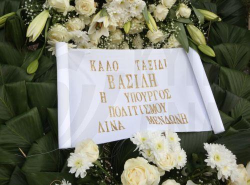Στεφάνι της υπουργού Πολιτισμού, Λίνας Μενδώνη στην κηδεία του συγγραφέα και τέως βουλευτή του ΣΥΡΙΖΑ ΠΣ,  Βασίλη Βασιλικού, στο Α΄ Νεκροταφείο Αθηνών, Δευτέρα 4 Δεκεμβρίου 2023. Ο βραβευμένος συγγραφέας Βασίλης Βασιλικός, έφυγε από τη ζωή στις 30 Νοεμβρίου σε ηλικία 89 ετών.Τελευταία επιθυμία του ήταν αντί για στεφάνια στην κηδεία του,  τα χρήματα να...