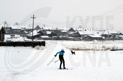 epa11014888 A person skis near a snow-covered village outside the Siberian town of Tulun, Irkutsk region, Russia, 06 December 2023.  EPA/MAXIM SHIPENKOV