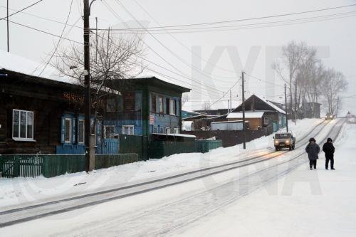 epa11014894 People walk on snow in the Siberian town of Tulun, Irkutsk region, Russia, 06 December 2023.  EPA/MAXIM SHIPENKOV