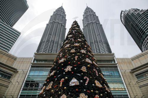 epa11015363 A view shows the tallest Christmas tree replica in Malaysia standing at 32 meters in height between the Petronas Twin Towers in Kuala Lumpur, Malaysia, 07 December 2023. Christmas is celebrated in Malaysia and across the world on 25 December.  EPA/FAZRY ISMAIL