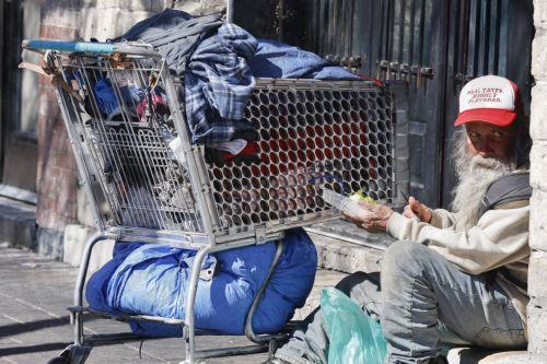 epa11113212 A homeless person eats lunch in front of a building in Austin, Texas, USA, 29 January 2024. A report from Harvard's Joint Center for Housing on 25 January 2024, shows that homelessness in January 2023 has increased by 12 percent compared to last year, with over 650,000 people experiencing homelessness as a result of rising rents and wages...