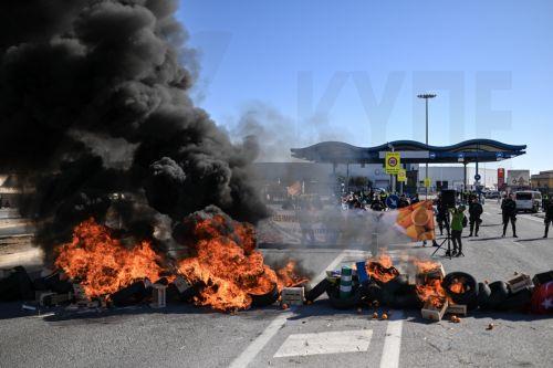 epaselect epa11133753 A burning roadblock cuts off access to the port of Castellon during the rally called by the La Unio Llauradora i Ramadera (LA UNIO) trade union to denounce the unfair competition occurring with imports from third countries, in Castellon province, Valencia region, eastern Spain, 07 February 2024. Farmers in Spain keep blocking traffic...