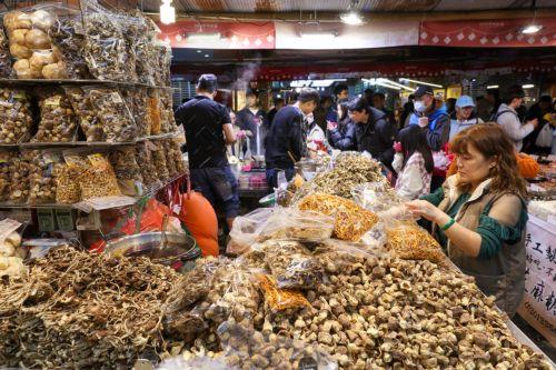 epa11134040 People buy assorted dried food items ahead of the Chinese Lunar new year celebration in Taipei, Taiwan, 07 February 2024. The Lunar New Year, also known as Spring Festival , falls on 10 February in 2024, marking the beginning of the Year of the Dragon.  EPA/RITCHIE B. TONGO