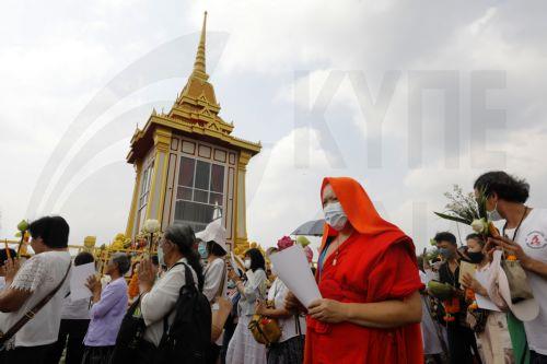 epa11182107 Buddhist faithfuls pay homage outside the the altar of the revered relics of Lord Buddha and two of his disciples from India during an enshrinement ceremony at Sanam Luang Royal Ground in Bangkok, Thailand, 26 February 2024. The holy relics of the Lord Buddha and his two principal venerable disciples, Sariputra and Moggallana, from India will be...