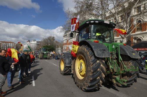 epa11182447 Farmers from various parts of Spain drive their tractors along the Paseo del Prado near the Agriculture Minister to number 46 of the Paseo de la Castellana, where the European Parliament Office in Spain is located, in Madrid, Spain, 26 Spain 2024. Protests of Spanish farmers have entered a third week while in Brussels an EU Agriculture and...