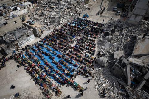 epa11190630 Palestinians perform Friday prayers next to the rubble of the Al-Farooq Mosque, days after it was destroyed in an Israeli airstrike on Rafah, southern Gaza Strip, 01 March 2024. More than 30,200 Palestinians and over 1,300 Israelis have been killed, according to the Palestinian Health Ministry and the Israel Defense Forces (IDF), since Hamas...