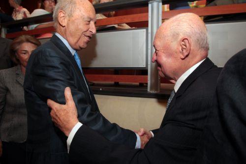 Ο πρώην Πρόεδρος της Κυπριακής Δημοκρατίας Γιώργος Βασιλείου συνομιλεί με τον πρώην πρωθυπουργό Κώστα Σημίτη, στο Αμφιθέατρο «Γιάννος Κρανιδιώτης», Τρίτη 15 Οκτωβρίου 2013. Πραγματοποιήθηκε στο Αμφιθέατρο του Υπουργείου Εξωτερικών η παρουσίαση της αυτοβιογραφίας του πρώην Προέδρου της Κυπριακής Δημοκρατίας Γιώργου Βασιλείου « ΜΙΑ Σύγχρονη Οδύσσεια », από...