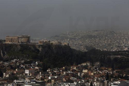 Πέπλο αφρικανικής σκόνης καλύπτει μεγάλο μέρος της πόλης της Αθήνας και του Πειραιά, Τρίτη 2 Απριλίου 2024. Συνεχίζεται το κύμα αφρικανικής σκόνης που σαρώνει τη χώρα. Νέα επεισόδια συγκέντρωσης αφρικανικής σκόνης αναμένονται μέχρι και το τέλος Μαΐου, όπως αναφέρει, μιλώντας στο Αθηναϊκό - Μακεδονικό Πρακτορείο Ειδήσεων, ο καθηγητής - πρόεδρος του τμήματος...
