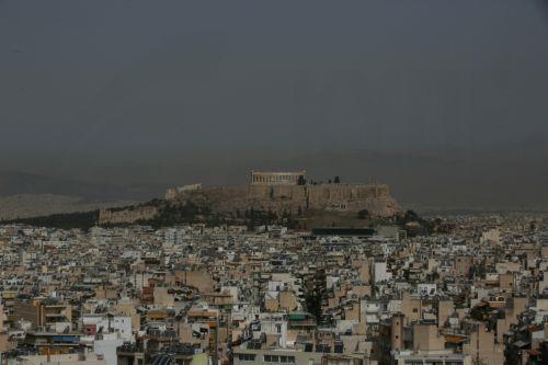 Πέπλο αφρικανικής σκόνης καλύπτει μεγάλο μέρος της πόλης της Αθήνας, Τρίτη 2 Απριλίου 2024. Συνεχίζεται το κύμα αφρικανικής σκόνης που σαρώνει τη χώρα. Νέα επεισόδια συγκέντρωσης αφρικανικής σκόνης αναμένονται μέχρι και το τέλος Μαΐου, όπως αναφέρει, μιλώντας στο Αθηναϊκό - Μακεδονικό Πρακτορείο Ειδήσεων, ο καθηγητής - πρόεδρος του τμήματος Φυσικής του...
