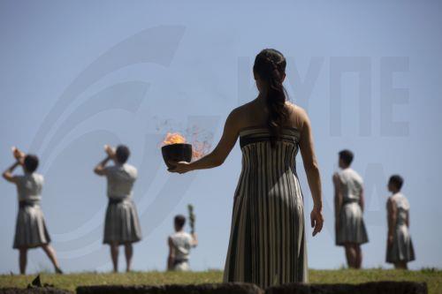 epaselect epa11279793 Greek actress Mary Mina (C) plays the role of High Priestess and holds the cauldron flame with the Olympic Flame during the rehearsal of the Olympic flame lighting ceremony for the Paris 2024 Summer Olympic Games, at the Ancient Olympia site in Peloponnese, southern Greece,15 April 2024. The Lighting ceremony of the Olympic Flame,...