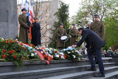 epa11288507 Israel's Ambassador to Poland, Jaakow Liwne (front-R) lays a wreath in front of the Monument to the Ghetto Heroes during the official ceremony marking the 81st anniversary of the outbreak of the Warsaw Ghetto Uprising,  in Warsaw, Poland, 19 April 2024. The 1943 Warsaw Ghetto Uprising against the Nazis was the largest single revolt by Jews...