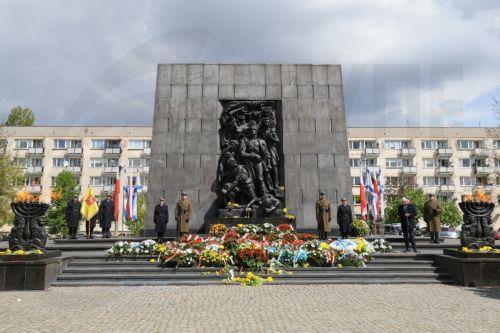 epa11288510 Flowers are placed during a ceremonial celebration of the 81st anniversary of the outbreak of the Warsaw Ghetto Uprising in front of the Monument to the Ghetto Heroes in Warsaw, Poland, 19 April 2024. The 1943 Warsaw Ghetto Uprising against the Nazis was the largest single revolt by Jews during World War II.  EPA/Pawel Supernak POLAND OUT