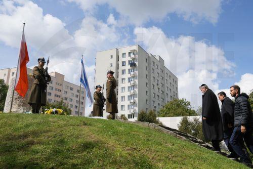 epa11288525 Israel's Ambassador to Poland, Jaakow Liwne (2-R) attends an official ceremony marking the 81st anniversary of the Warsaw Ghetto Uprising, at the Anielewicz Mound at 18 Mila Street memorial in Warsaw, Poland, 19 April 2024. The 1943 Warsaw Ghetto Uprising against the Nazis was the largest single revolt by Jews during World War II.  EPA/Pawel...