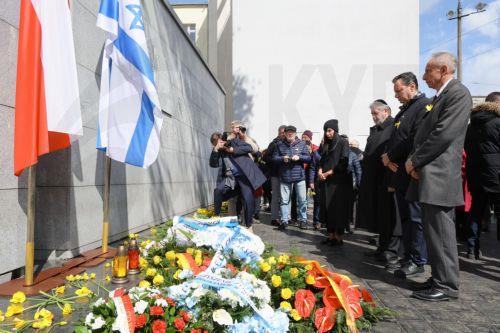 epa11288529 Israel's Ambassador to Poland, Jaakow Liwne (2-R) and Polish deputy minister of Foreign Affairs Teofil Bartoszewski (R) attend the official ceremony marking the 81st anniversary of the Warsaw Ghetto Uprising, at former Umschlagplatz (reloading point) memorial in Warsaw, Poland, 19 April 2024. The 1943 Warsaw Ghetto Uprising against the Nazis was...