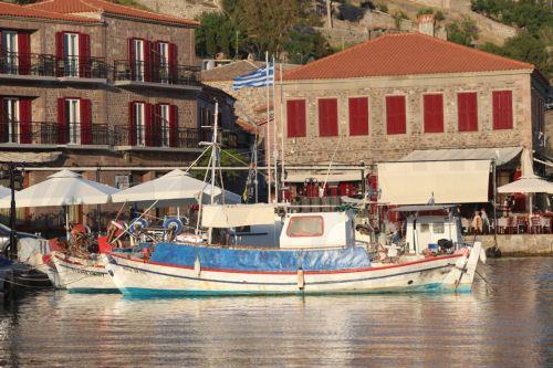 Φωτογραφία που δόθηκε στη δημοσιότητα το Σάββατο 20 Απριλίου 2024 και εικονίζει ψαροκάικα στο λιμανάκι του Μολύβου. Τα «μωβ ποτάμια» του Μολύβου στη βόρεια Λέσβο, απλώθηκαν και πάλι πάνω από τα λιθόστρωτα σοκάκια, του πανέμορφου χωριού. Ο λόγος για το σήμα κατατεθέν της τουριστικής πρωτεύουσας του νησιού τις μέρες του Πάσχα, τα σαλκίμια με τα εντυπωσιακά...