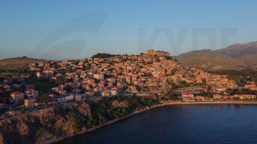 Φωτογραφία που δόθηκε στη δημοσιότητα το Σάββατο 20 Απριλίου 2024 και εικονίζει την πόλη του Μολύβου από ψηλά. Τα «μωβ ποτάμια» του Μολύβου στη βόρεια Λέσβο, απλώθηκαν και πάλι πάνω από τα λιθόστρωτα σοκάκια, του πανέμορφου χωριού. Ο λόγος για το σήμα κατατεθέν της τουριστικής πρωτεύουσας του νησιού τις μέρες του Πάσχα, τα σαλκίμια με τα εντυπωσιακά τσαμπιά...