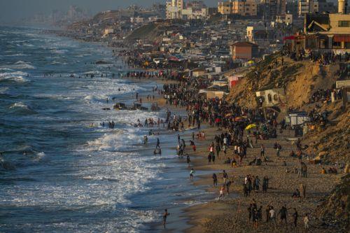 epaselect epa11317059 Shelters used by displaced Palestinians who fled from the northern Gaza strip at Deir Al Balah beach in the southern Gaza Strip, 03 May 2024. More than 34,550 Palestinians and over 1,455 Israelis have been killed, according to the Palestinian Health Ministry and the Israel Defense Forces (IDF), since Hamas militants launched an attack...