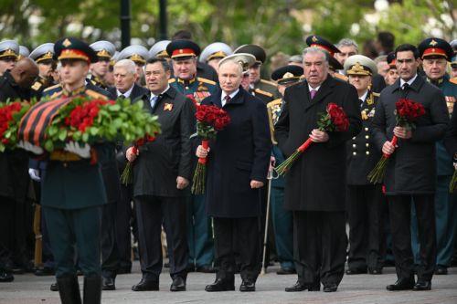 epa11328882 Russian President Vladimir Putin (C) and foreign leaders take part in a wreath laying ceremony at the Tomb of the Unknown Soldier in Alexander Garden on Victory Day, which marks the 79th anniversary of the victory over Nazi Germany in World War Two, in Moscow, Russia, 09 May 2024. Russia marks the 79th anniversary of the victory in World War II...