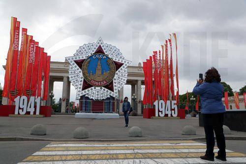 epa11329185 People pose for photos at the Gorky park on Victory Day, in downtown of Moscow, Russia, 09 May 2024. Russia marks the 79th anniversary of the victory in World War II over Nazi Germany and its allies. The Soviet Union lost 27 million people in the war.  EPA/MAXIM SHIPENKOV