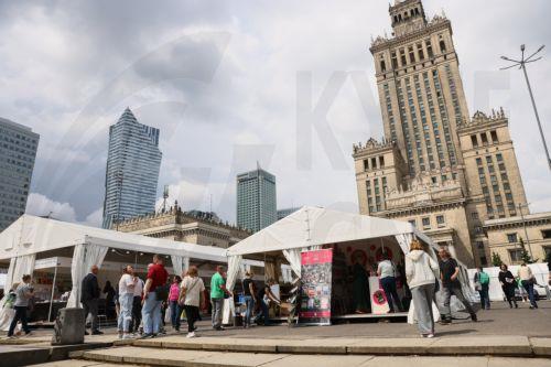 epa11363136 Visitors attend the Warsaw International Book Fair at the Parade Square in front of the Palace of Culture and Science, in Warsaw, Poland, 23 May 2024. The fair will run until 26 May.  EPA/LESZEK SZYMANSKI POLAND OUT