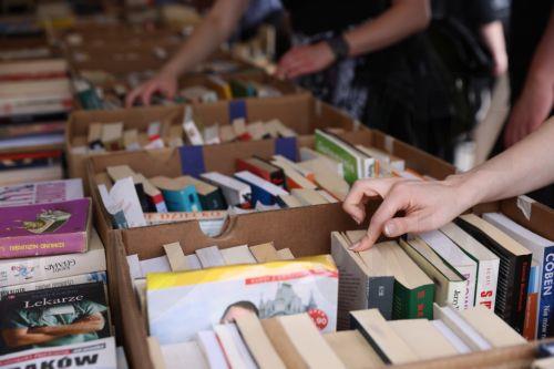 epa11363140 Visitors attend the Warsaw International Book Fair at the Parade Square in front of the Palace of Culture and Science, in Warsaw, Poland, 23 May 2024. The fair will run until 26 May.  EPA/LESZEK SZYMANSKI POLAND OUT