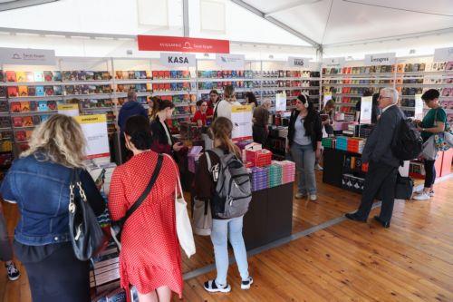 epa11363134 Visitors attend the Warsaw International Book Fair at the Parade Square in front of the Palace of Culture and Science, in Warsaw, Poland, 23 May 2024. The fair will run until 26 May.  EPA/LESZEK SZYMANSKI POLAND OUT