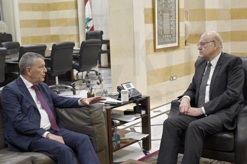 epa11372998 Lebanese caretaker Prime Minister Najib Mikati (R) during a meeting with Philippe Lazzarini (L), Commissioner General of the United Nations Relief and Works Agency for Palestine Refugees in the Near East (UNRWA), at government palace in Beirut, Lebanon, 27 May 2024. Lazzarini is in Beirut to meet with Lebanese officials.  EPA/WAEL HAMZEH