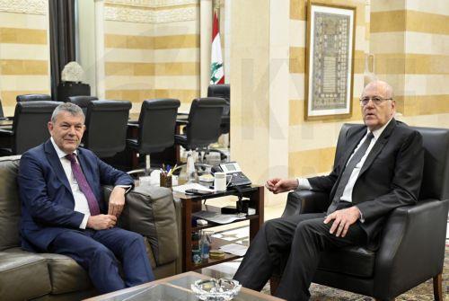 epa11372999 Lebanese caretaker Prime Minister Najib Mikati (R) during a meeting with Philippe Lazzarini (L), Commissioner General of the United Nations Relief and Works Agency for Palestine Refugees in the Near East (UNRWA), at government palace in Beirut, Lebanon, 27 May 2024. Lazzarini is in Beirut to meet with Lebanese officials.  EPA/WAEL HAMZEH