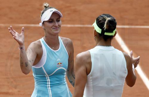 epa11373229 Marketa Vondrousova of Czech Republic (L) shakes hands with Rebeka Masarova of Spain after winning their Women's Singles 1st round match during the French Open Grand Slam tennis tournament at Roland Garros in Paris, France, 27 May 2024.  EPA/MOHAMMED BADRA
