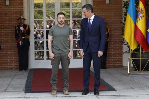 epa11373261 Spanish Prime Minister Pedro Sanchez (R) greets Ukrainian President Volodimir Zelenski (L) upon his arrival before their meeting at La Moncloa Palace, in Madrid, Spain, 27 May 2024.  EPA/CHEMA MOYA