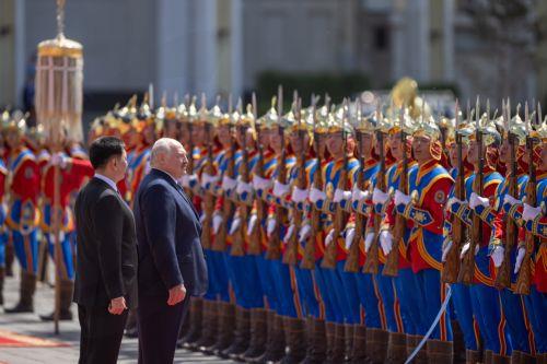epa11386665 Belarusian President Alexander Lukashenko (R) and Mongolian President Ukhnaagiin Khurelsukh (L) review honor guards during a welcome ceremony at Sukhbaatar Square in Ulaanbaatar, Mongolia, 03 June 2024. Belarus President Alexander Lukashenko is in Mongolia for a state visit.  EPA/BYAMBASUREN BYAMBA-OCHIR