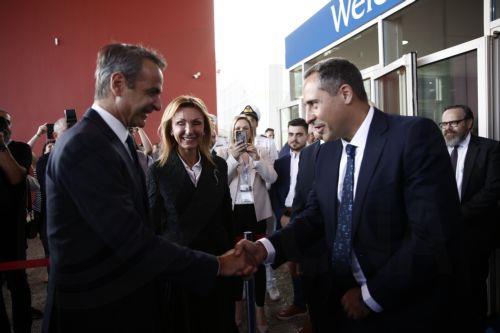 Ο πρωθυπουργός Κυριάκος Μητσοτάκης (Α) ανταλλάσει χειραψία με τον διευθύνων σύμβουλο της έκθεσης Ποσειδώνια, Θεόδωρο Βώκο (Δ) και την πρόεδρο της ένωσης εφοπλιστών Μελίνα Τραυλού (Κ), κατά τη διάρκεια της επίσκεψής του στο εκθεσιακό κέντρο του αεροδρομίου Ελευθέριος Βενιζέλος, Δευτέρα 3 Ιουνίου 2024. ΑΠΕ-ΜΠΕ/ΑΠΕ-ΜΠΕ/ΓΙΑΝΝΗΣ ΚΟΛΕΣΙΔΗΣ