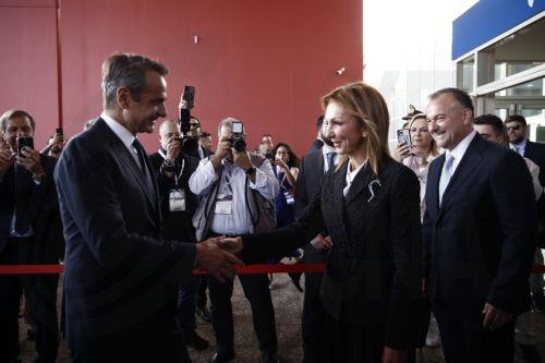 Ο πρωθυπουργός Κυριάκος Μητσοτάκης (Α) ανταλλάσει χειραψία με την πρόεδρο της ένωσης εφοπλιστών Μελίνα Τραυλού (Κ) και τον διευθύνων σύμβουλο της έκθεσης Ποσειδώνια, Θεόδωρο Βώκο (Δ) , κατά τη διάρκεια της επίσκεψής του στο εκθεσιακό κέντρο του αεροδρομίου Ελευθέριος Βενιζέλος, Δευτέρα 3 Ιουνίου 2024. ΑΠΕ-ΜΠΕ/ΑΠΕ-ΜΠΕ/ΓΙΑΝΝΗΣ ΚΟΛΕΣΙΔΗΣ