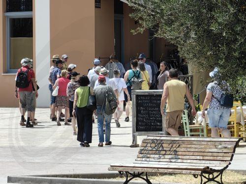 Τουρίστες περπατούν στην πόλη του Ναυπλίου κατά τη διάρκεια του καύσωνα που επικρατεί τις τελευταίες ημέρες στην Ελλάδα, Πέμπτη 13 Ιουνίου 2024. Οι θερμοκρασίες σήμερα, σύμφωνα με την Εθνική Μετεωρολογική Υπηρεσία θα διατηρηθούν σε υψηλά επίπεδα και ως προς τις μέγιστες και ως προς τις ελάχιστες. Μικρή πτώση θα παρουσιάσει η θερμοκρασία μόνο στα...