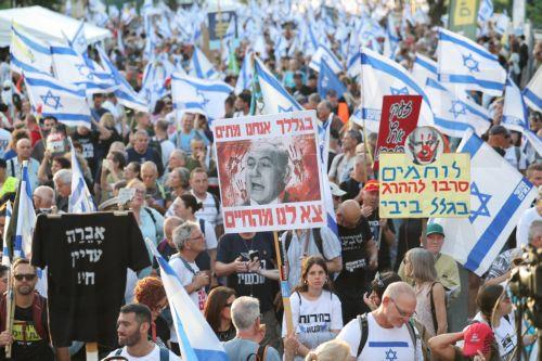 epa11418228 Anti-government protesters gather outside the Knesset, the Israeli parliament in Jerusalem, 17 June 2024. Thousands of protesters surround the Knesset calling to dissolve the government and go to early elections.  EPA/ABIR SULTAN