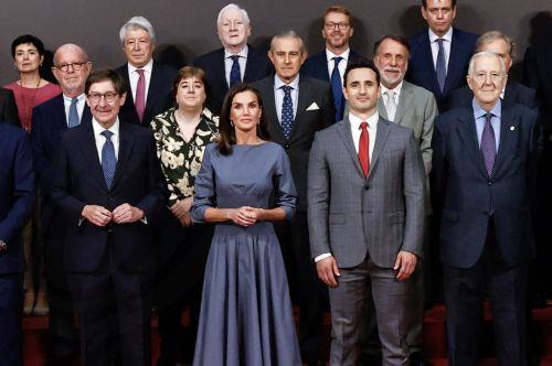 epa11436055 Spain's Queen Letizia (C) and FAD Youth Foundation's new president Jose Ignacio Goirigolzarri (front L) pose for a group photograph during a board of trustees' meeting of the FAD Youth Foundation, a foundation against drug addiction, in Madrid, Spain, 25 June 2024.  EPA/CHEMA MOYA