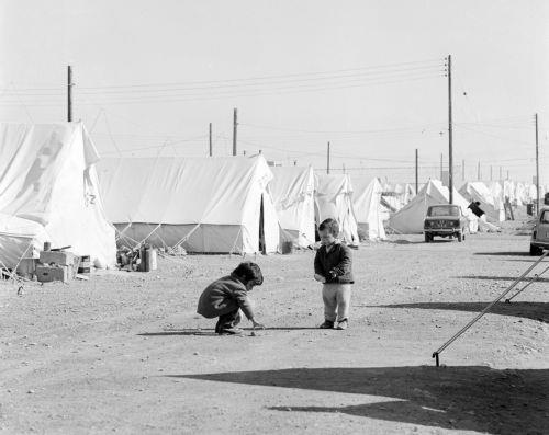 ΦΩΤΟΓΡΑΦΙΑ ΑΡΧΕΙΟ ΓΤΠ/ Αύγουστος του 1974. Το δάσος της Άχνας μετατρέπεται σε καταφύγιο χιλιάδων προσφύγων. Από χωριά της Μεσαορίας, της Αμμοχώστου και της Κερύνειας. Σκηνές ανθρώπινου πόνου και δυστυχίας που συγκλονίζουν. Παιδιά κοιμούνται στο χώμα, μάνες που κλαίνε σκοτωμένα ή αγνοούμενα παιδιά. Άνθρωποι που δεν έχουν τα βασικά φαγητό και ρούχα.Φέτος...