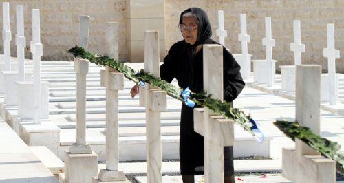 ΦΩΤΟΓΡΑΦΙΑ ΚΥΠΕ/ΚΑΤΙΑ ΧΡΙΣΤΟΔΟΥΛΟΥ Τύμβος Μακεδονίτισσας. Συγγενείς στον τάφο του αγαπημένου τους προσώπου κατά τη διάρκεια επιμνημόσυνης δέησης που διοργανώνεται κάθε χρόνο για όλους τους στρατιώτες που έχασαν τη ζωή τους πολεμώντας στην τουρκική εισβολή το 1974 στην Κύπρο. Φέτος συμπληρώνονται 50 χρόνια από την τουρκική εισβολή στην Κύπρο το 1974.