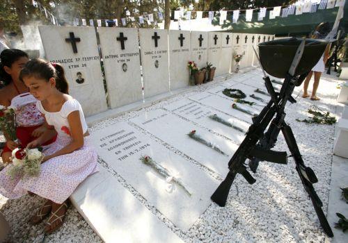 ΦΩΤΟΓΡΑΦΙΑ ΚΥΠΕ/ΚΑΤΙΑ ΧΡΙΣΤΟΔΟΥΛΟΥ Συγγενείς στον τάφο του αγαπημένου τους προσώπου κατά τη διάρκεια επιμνημόσυνης δέησης που διοργανώνεται κάθε χρόνο στο Κοιμητήριο Κωνσταντίνου και Ελένης για όλους που έπεσαν κατά το πραξικόπημα της 15ης Ιουλίου 1974 για την υπεράσπιση της δημοκρατίας και της νομιμότητας. Φέτος συμπληρώνονται 50 χρόνια από την τουρκική...