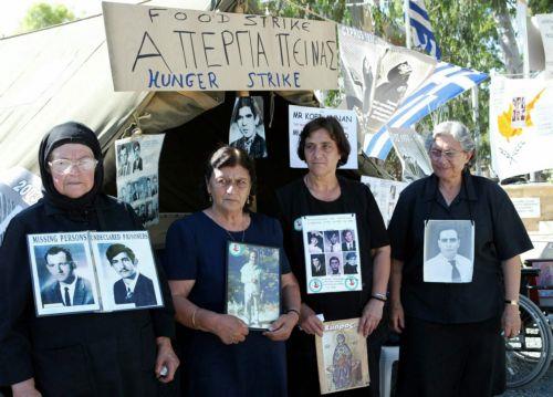 ΦΩΤΟΓΡΑΦΙΑ ΚΥΠΕ/ΚΑΤΙΑ ΧΡΙΣΤΟΔΟΥΛΟΥ Ελληνοκύπριες γυναίκες αγνοουμένων διαδηλώνουν κάνοντας απεργία πείνας για την συνεχιζόμενη κατοχή της Κύπρου και για την ανεύρεση των αγαπημένων τους. Φέτος συμπληρώνονται 50 χρόνια από την τουρκική εισβολή στην Κύπρο το 1974.
