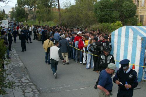 ΦΩΤΟΓΡΑΦΙΑ ΚΥΠΕ/ΚΑΤΙΑ ΧΡΙΣΤΟΔΟΥΛΟΥ Μέχρι τις 12:20, σύμφωνα με στοιχεία της Αστυνομίας, είχαν περάσει στις ελεύθερες περιοχές από το οδόφραγμα του Λήδρα Πάλας 259 Τ/Κ ενώ γύρω στους 131 Ε/Κ είχαν εκφράσει την επιθυμία να περάσουν στις κατεχόμενες περιοχές. Οι αριθμοί αυτοί διπλασιάστηκαν μέχρι τις 4:00 το απόγευμα. Η φωτογραφία είναι από το οδόφραγμα της...