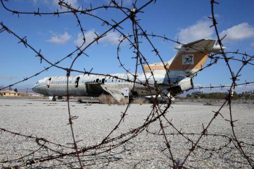 ΦΩΤΟΓΡΑΦΙΑ ΚΥΠΕ/ΚΑΤΙΑ ΧΡΙΣΤΟΔΟΥΛΟΥ Το αεροπλάνο Trident Sun Jet παραμένει σε μια γωνιά όπως το στάθμευσε ο πιλότος του το 1974 στο Διεθνές Αεροδρόμιο Λευκωσίας και έχει κυριολεκτικά απογυμνωθεί από την ερήμωση και τους βανδαλισμούς και καταστράφηκε στη διάρκεια των σφοδρών βομβαρδισμών της τουρκικής πολεμικής αεροπορίας στις 20 Ιουλίου 1974, κατά τη...