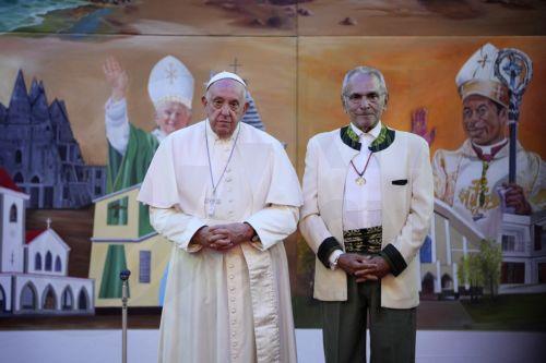 epa11594268 Pope Francis (L) poses with East Timor President Jose Ramos-Horta during the welcome ceremony at the Presidential Palace in Dili, East Timor, also known as Timor Leste, 09 September 2024. Pope Francis is traveling from 02 to 13 September to conduct apostolic visits to Indonesia, Papua New Guinea, East Timor, and Singapore.  EPA/DITA ALANGKARA /...